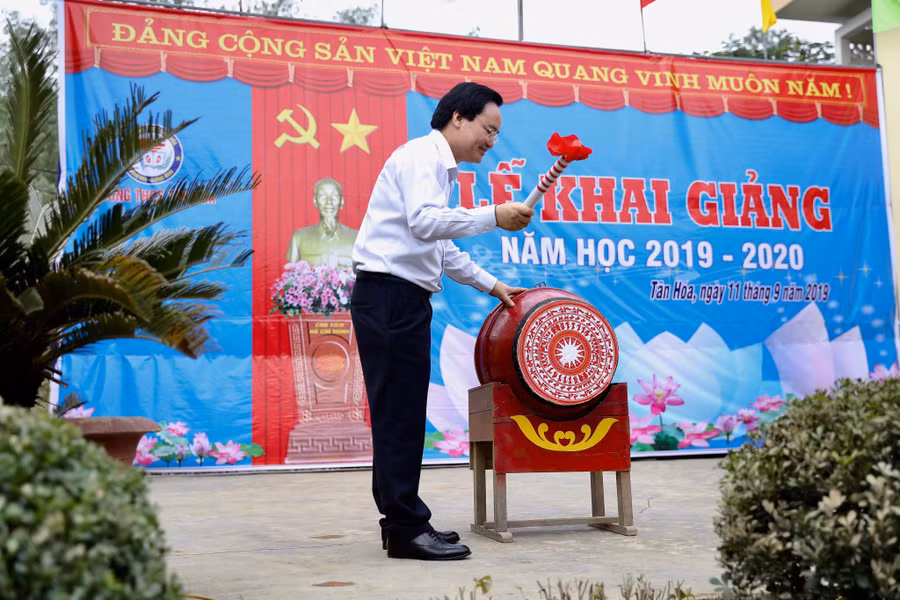 Bộ trưởng Phùng Xuân Nhạ chia sẻ, động viên và đánh trống khai giảng cùng thầy trò trường THCS Tân Hóa