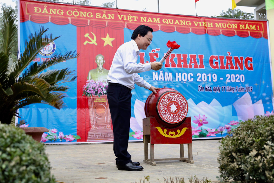 Bộ trưởng Phùng Xuân Nhạ chia sẻ, động viên và đánh trống khai giảng cùng thầy trò trường THCS Tân Hóa