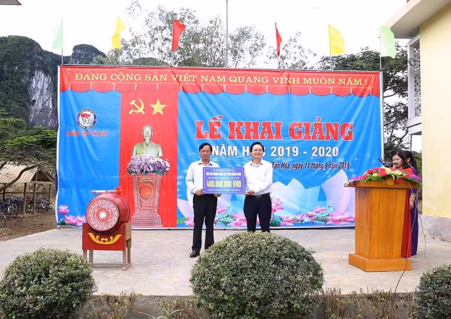 Bộ trưởng Phùng Xuân Nhạ dự khai giảng muộn cùng thầy trò vùng lũ Quảng Bình ảnh 10