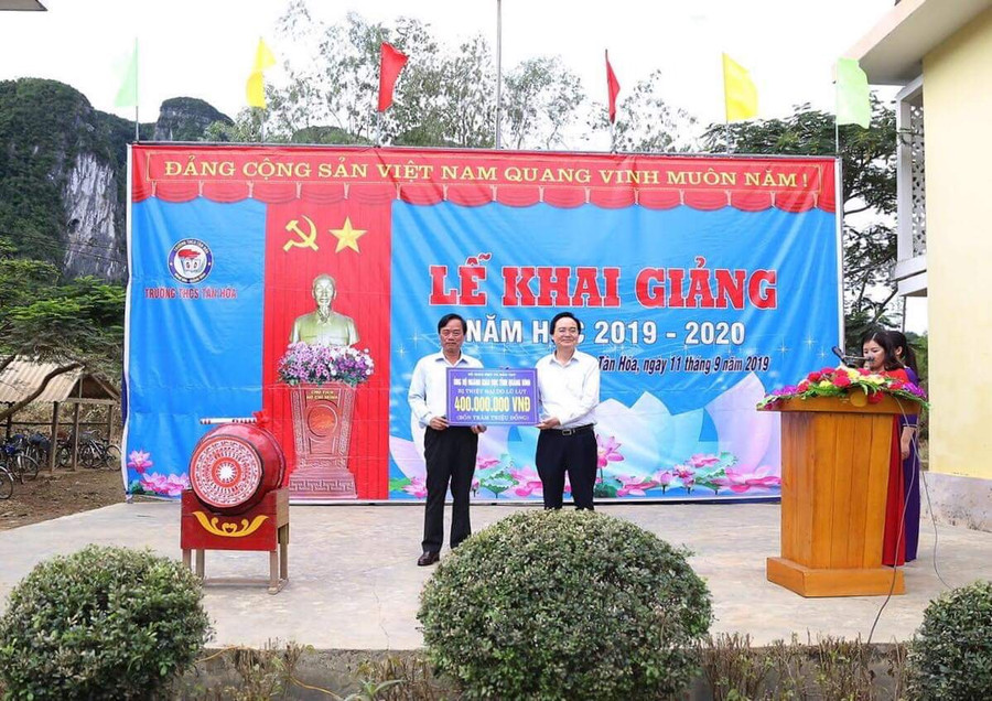 Bộ trưởng Phùng Xuân Nhạ dự khai giảng muộn cùng thầy trò vùng lũ Quảng Bình ảnh 10