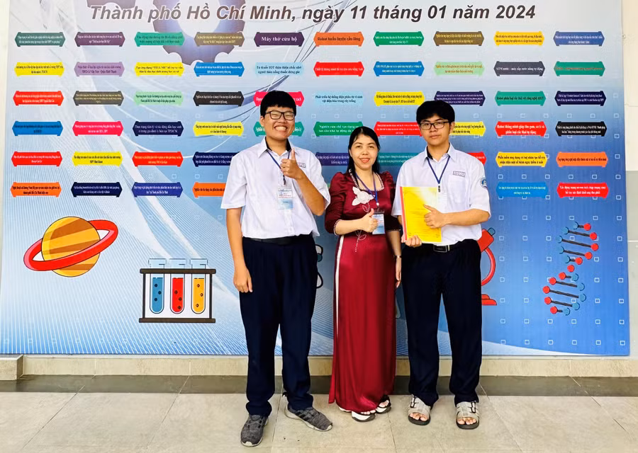 Cô Trần Yến Phương cùng học sinh trong sự kiện cuộc thi khoa học kỹ thuật cấp thành phố học sinh trung học năm học 2023-2024.