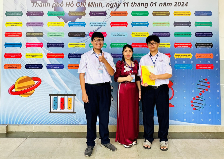 Cô Trần Yến Phương cùng học sinh trong sự kiện cuộc thi khoa học kỹ thuật cấp thành phố học sinh trung học năm học 2023-2024. Cô Trần Yến Phương cùng học sinh trong sự kiện cuộc thi khoa học kỹ thuật cấp thành phố học sinh trung học năm học 2023-2024.