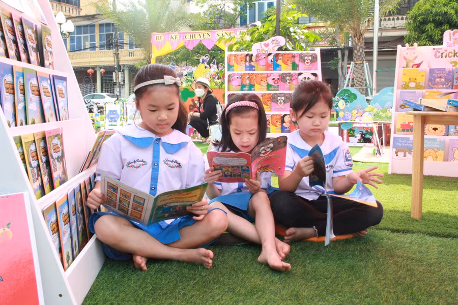 Không gian đọc thoáng đãng giúp các em thoải mái đọc các cuốn sách yêu thích.
