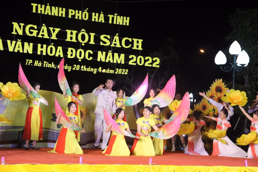 Các tiết mục kể chuyện, văn nghệ đã mang lại cho người xem nhiều cảm xúc và ấn tượng đẹp.