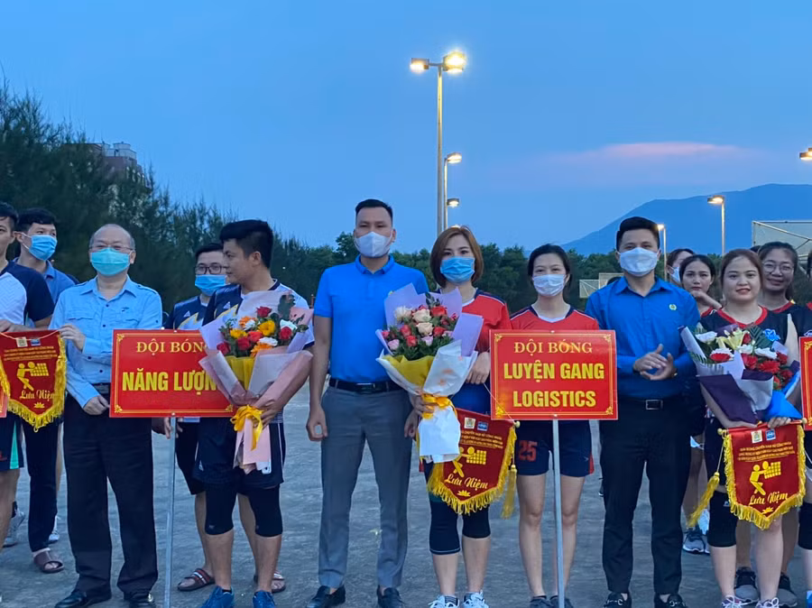 Đại diện BGĐ công ty Formosa Hà Tĩnh tặng hoa chúc mừng các đội tham gia giải đấu.