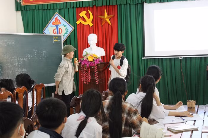 Học sinh đóng vai trải nghiệm tại chủ đề Nghệ thuật nói lối ở Hà Tĩnh trong tiết học thực nghiệm.