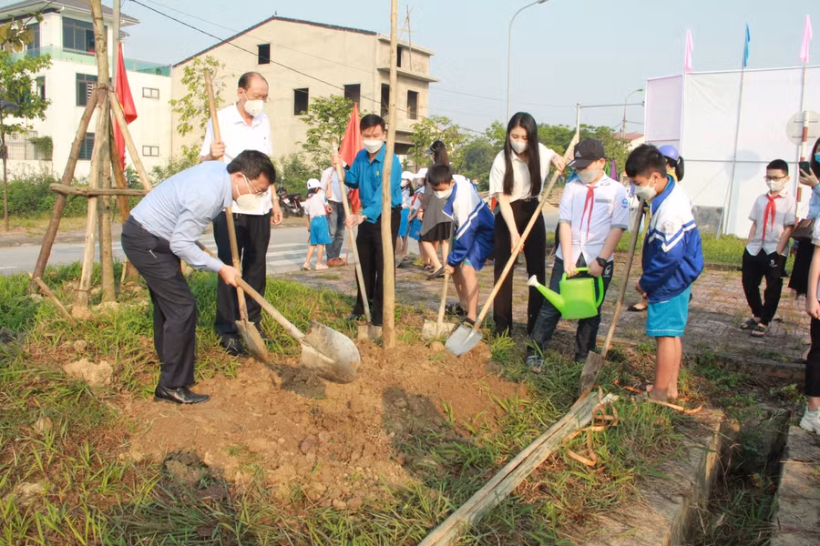 Lãnh đạo thành phố Hà Tĩnh cũng giáo viên và học sinh trồng cây tại khu vực đường Phan Bội Châu.