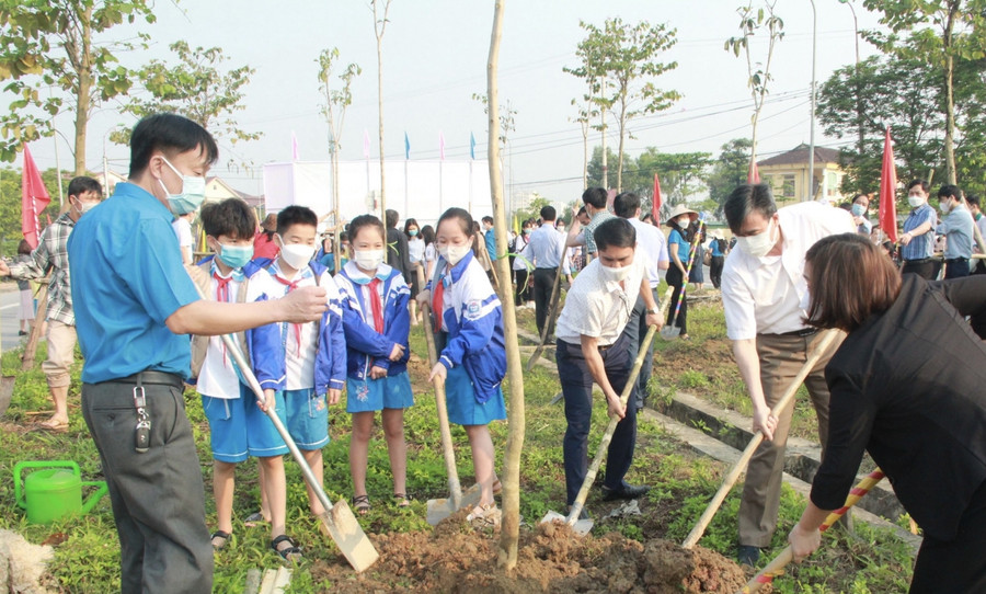 Giáo viên, học sinh thành phố Hà Tĩnh ra quân trồng cây xanh