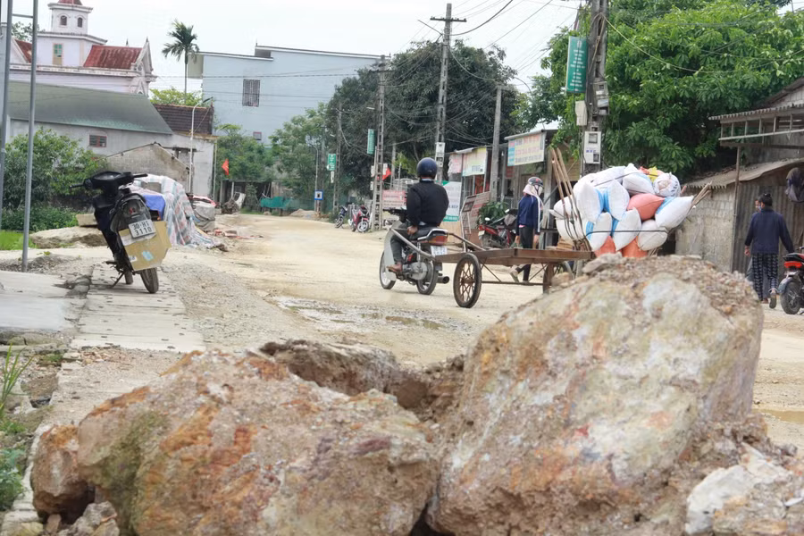 Đường xấu khiến các phương tiện đi qua vốn khó khăn còn phải vất vả né chướng ngại vật.