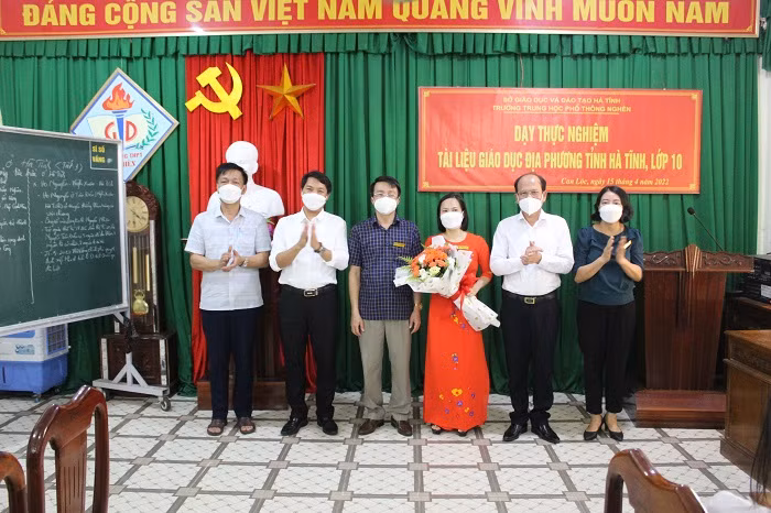 Lãnh đạo Sở GD&amp;ĐT Hà Tĩnh tặng hoa chúc mừng các giáo viên hoàn thành các tiết dạy thực nghiệm về Giáo dục địa phương.