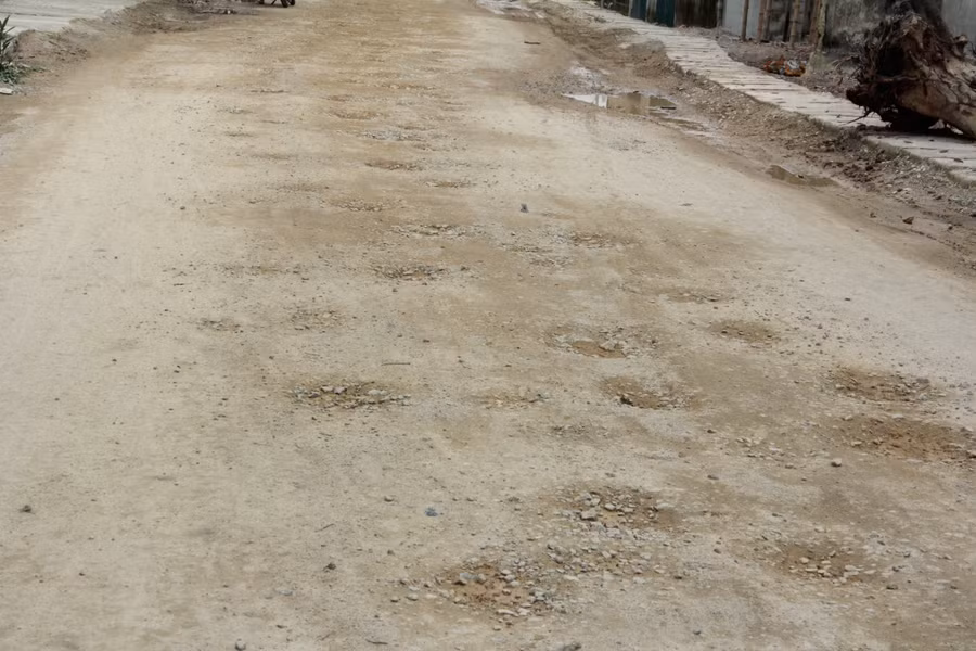 Đoạn đường thi công dang dở chỉ kéo dài khỏang 1km nhưng ổ trâu, ổ gà nằm la liệt, phủ kín mặt đường. Theo người dân, nhà thầu chỉ mới đổ 1 lớp đá Base (bây) nên mặt đường rất gồ ghề, bụi bặm.