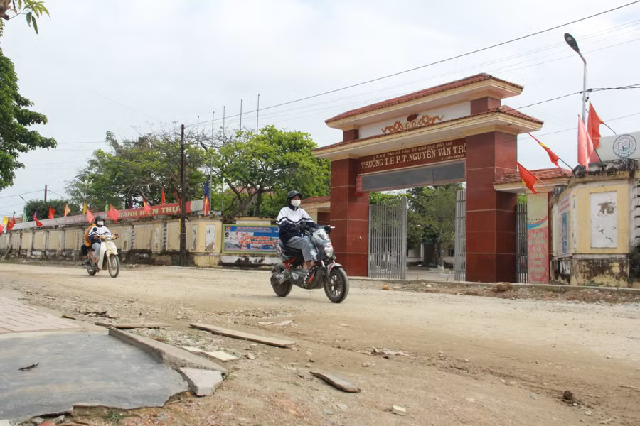 Đoạn đường dang dở này còn là con đường đến trường hằng ngày của hơn 2.000 học sinh tại 3 trường học, gồm: Trường THPT Nguyễn Văn Trỗi, Trường Tiểu học Phù Lưu và Trường Mầm non Phù Lưu.