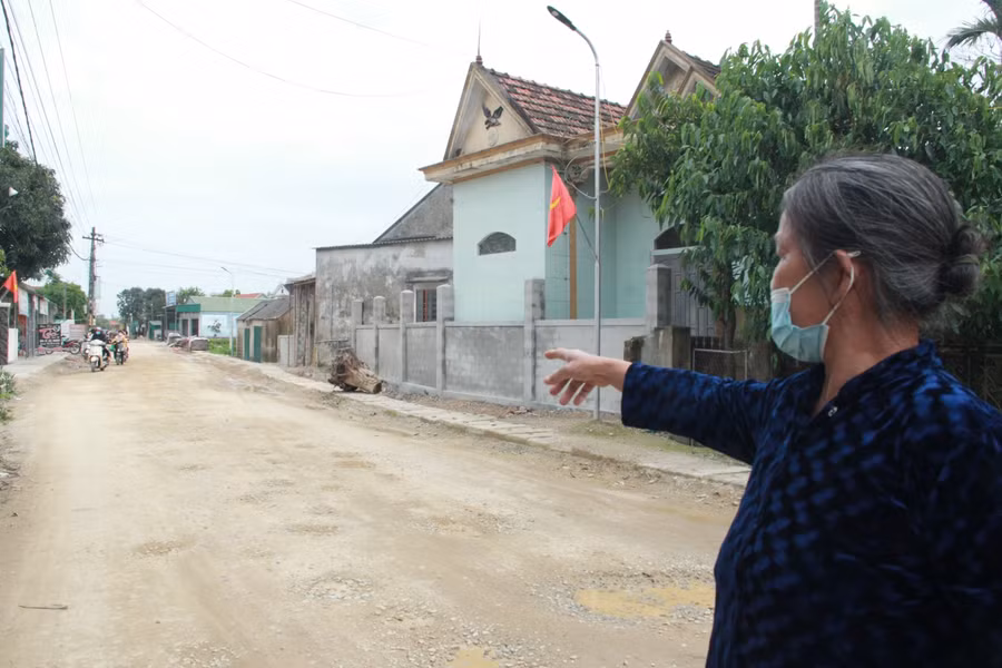 Một người dân ở thôn Thanh Ngọc cho biết, cách đây ít ngày một học sinh vừa bị ngã xe tại khu vực này. Nguyên nhân, do xe rơi xuống vũng nước trên đường. Sau đó, người dân đã phải dùng đất đá để lấp lại tránh nguy hiểm cho những phương tiện khác.