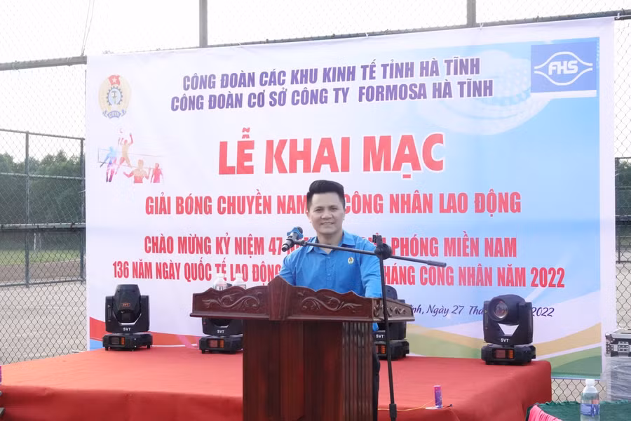 Đại diện Công đoàn Công ty Formosa Hà Tĩnh phát biểu khai mạc giải bóng chuyền nam - nữ.