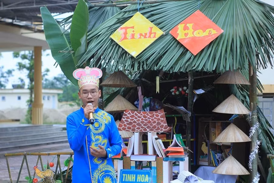 Trường THPT Hương Sơn (Hà Tĩnh) tổ chức triển lãm sách nhân dịp "Ngày Sách Việt Nam".