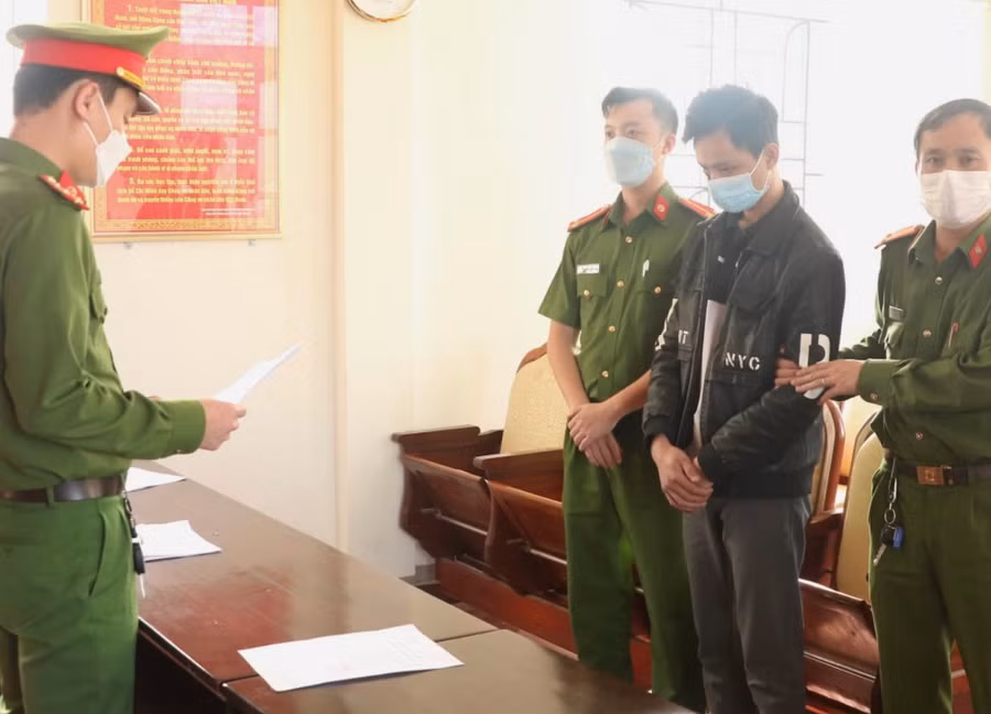 Cơ quan Công an tống đạt quyết định khởi tố vụ án, khởi tố bị can và bắt tạm giam đối với Phạm Văn Tuấn. (Ảnh CA Hà Tĩnh).