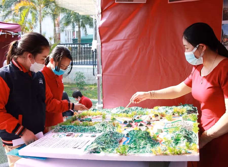 Sa bàn Lịch sử “tự chế” của giáo viên iSchool Hà Tĩnh