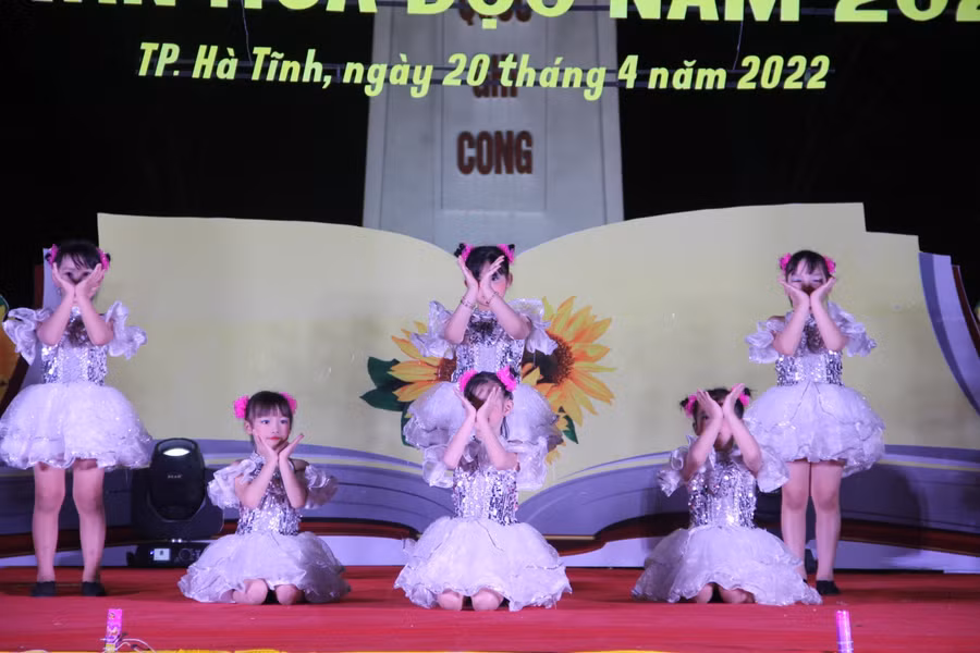 Đêm giao lưu đã giởi thiệu 10 tiết mục kể chuyện và văn nghệ đặc sắc từ những cuốn sách hay và bổ ích.