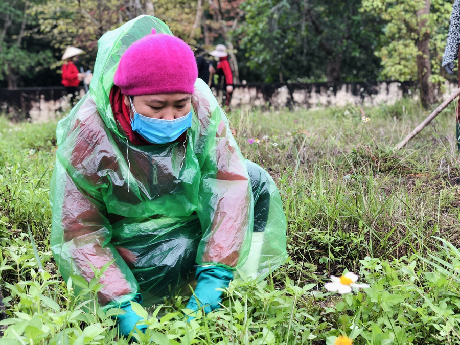 Mặc dù dưới thời tiết không thuận lợi nhưng với sự nhiệt tình và tinh thần trách nhiệm cao, cán bộ, giáo viên đã tiến hành tổng vệ sinh khuôn viên nghĩa trang liệt sĩ. Mặc dù dưới thời tiết không thuận lợi nhưng với sự nhiệt tình và tinh thần trách nhiệm cao, cán bộ, giáo viên đã tiến hành tổng vệ sinh khuôn viên nghĩa trang liệt sĩ.