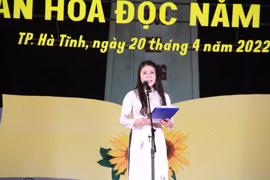 Bà Trần Thị Thủy Nga, Trưởng phòng GD&amp;ĐT TP Hà Tĩnh phát biểu tại Đêm giao lưu "Kể chuyện theo sách".