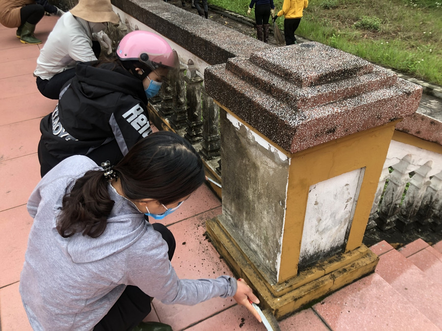 Trong đó đã thu gom rác thải, phát quang cây cỏ, dọn vệ sinh trong và ngoài khu vực nghĩa trang, chỉnh trang cắm hoa tại các phần mộ và tổ chức dâng hương viếng nghĩa trang. Trong đó đã thu gom rác thải, phát quang cây cỏ, dọn vệ sinh trong và ngoài khu vực nghĩa trang, chỉnh trang cắm hoa tại các phần mộ và tổ chức dâng hương viếng nghĩa trang.
