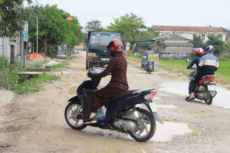 Các phương tiện nhỏ vừa phải tránh xe trọng tải lớn, vừa phải quan sát để không rơi trúng các "bẫy" trên đường.