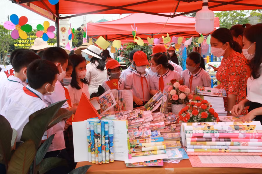 Các gian hàng sách được trưng bày tại không gian xanh của Công viên Lý Tự Trọng đã thu hút đông đảo giáo viên, học sinh và các tầng lớp nhân dân đến tham quan, đọc sách.