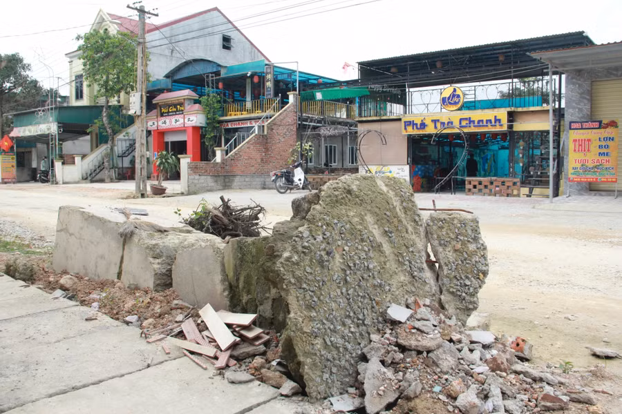 Cũng trên tuyến đường này, nhiều hộ dân cũng phải gián đoạn việc kinh doanh do bụi bặm và giao thông bất tiện.