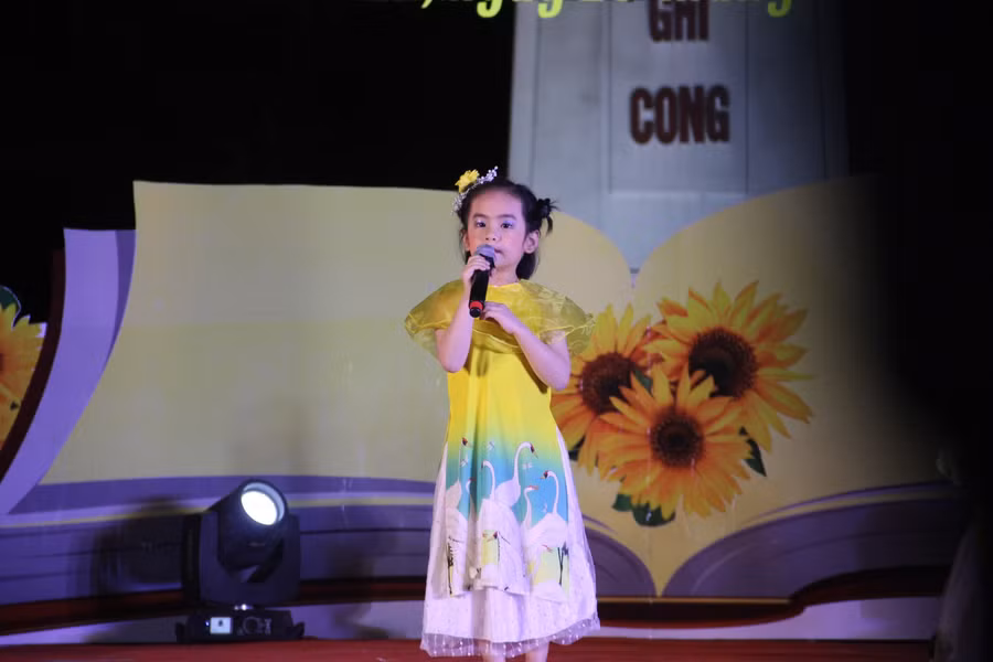 Tiết mục kể chuyện "Ai ngoan sẽ được thưởng" do học sinh trường Mầm non 1 thể hiện.