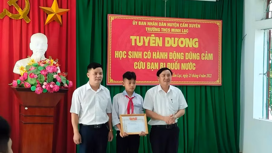 Ban giám hiệu Trường THCS Minh Lạc tổ chức tuyên dương và khen thưởng em Nguyễn Văn Dương vì đã có hành động dũng cảm cứu người.