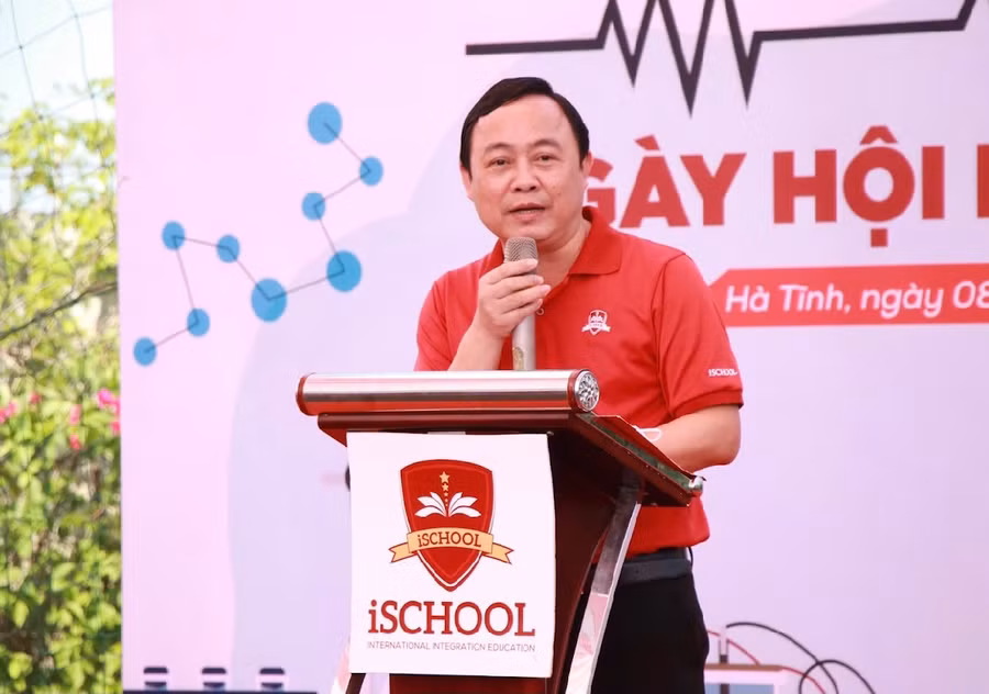 Tiến sĩ Nguyễn Hoài Sanh, Hiệu trưởng trường HNQT iSchool Hà Tĩnh phát biểu tại Ngày hội Khoa học - Science Day.