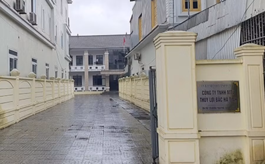 Ông Nguyễn Hữu Phúc - Giám đốc Công ty TNHH MTV Thủy lợi Bắc Hà Tĩnh đã bị Cơ quan Công an thị xã Hồng Lĩnh (Hà Tĩnh) khởi tố về tội đánh bạc vào đầu tháng 1/2022.