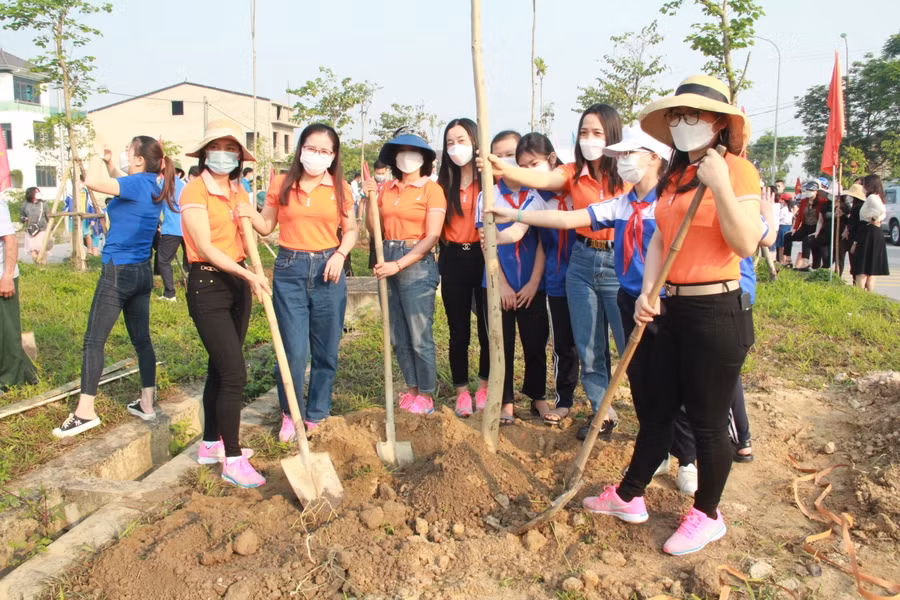 Trong nhiều năm qua, ngành GD&amp;ĐT Thành phố đã luôn quan tâm, chú trọng việc giáo dục cho học sinh ý thức trồng và bảo vệ cây xanh.