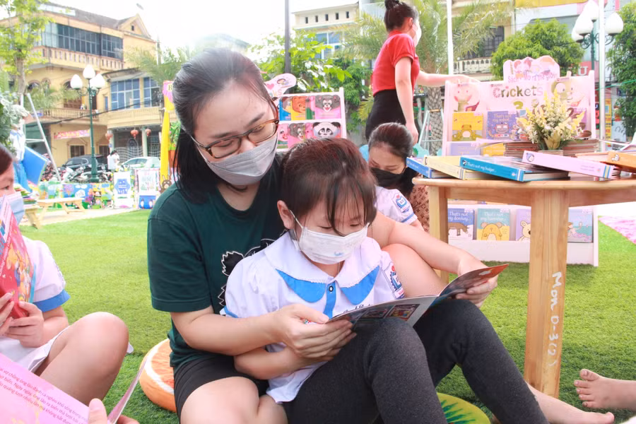 "Tranh thủ cuối buổi chiều, tôi đưa cháu đến triển lãm sách để tìm sách đọc. Ở đây có rất nhiều đầu sách hay, các gian hàng được trang trí vô cùng bắt mắt không chỉ các cháu mà phụ huynh cũng rất thích thú", chị Nguyễn Thị Giang (phường Nam Hà, TP Hà Tĩnh) chia sẻ.