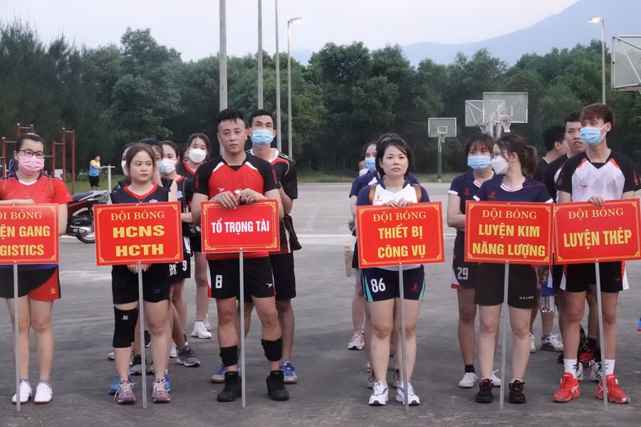 13 đội bóng được đến từ các Công đoàn bộ phận thuộc Công đoàn cơ sở Công ty TNHH Gang thép Hưng nghiệp Formosa Hà Tĩnh.