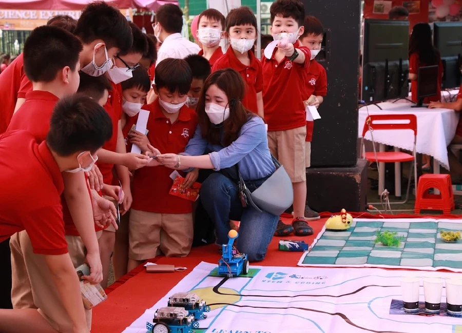 Thoả sức sáng tạo tại Ngày hội khoa học - Science day