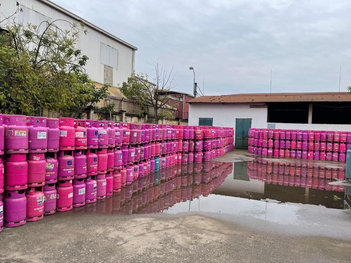 Công an Hà Nội vào cuộc vụ hàng chục nghìn vỏ bình Petrovietnam Gas tập kết trái phép ảnh 2