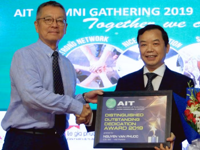Hội Cựu sinh viên AIT-VN trao giải "Tận tâm cống hiến vì cộng đồng" cho giám đốc First News Nguyễn Văn Phước.