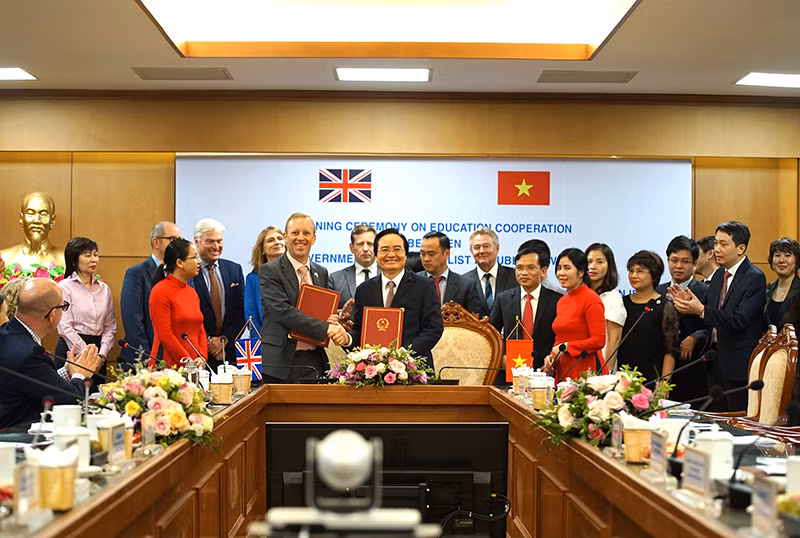 Trao biên bản ghi nhớ hợp tác. Ảnh: Xuân Phú