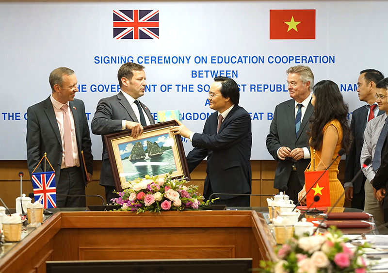 Bộ trưởng Phùng Xuân Nhạ tặng đoàn làm việc Vương quốc Anh bức tranh phong cảnh đặc trưng của Việt Nam.