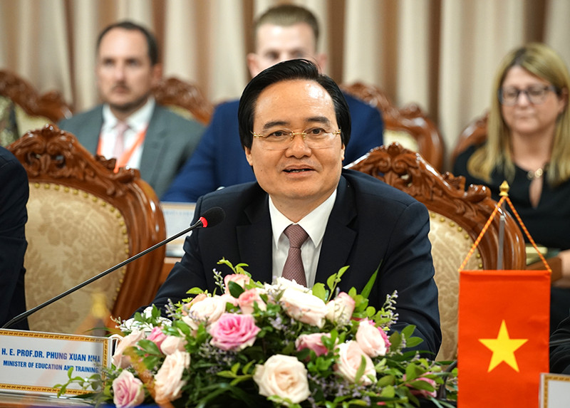 Bộ trưởng Phùng Xuân Nhạ phát biểu tại buổi làm việc.