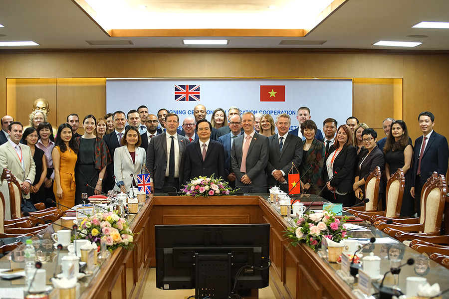 Đoàn công tác của 2 nước chụp ảnh sau buổi làm việc.