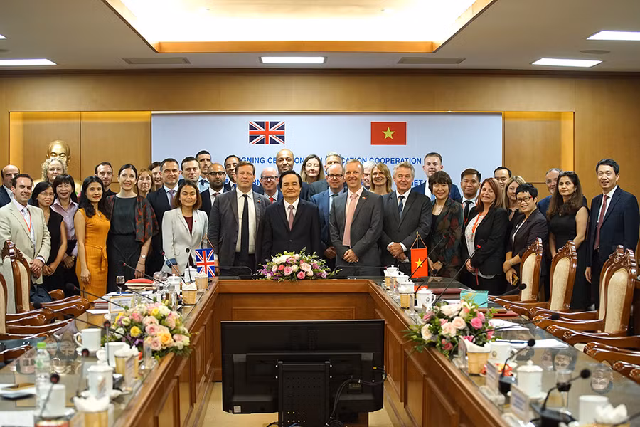 Đoàn công tác của 2 nước chụp ảnh sau buổi làm việc.