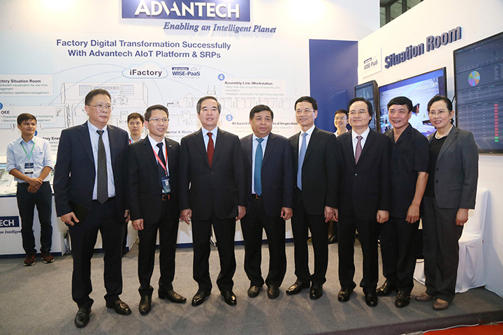 Bộ trưởng Phùng Xuân Nhạ cùng lãnh đạo Trung ương tham quan các gian hàng. Bộ trưởng Phùng Xuân Nhạ cùng lãnh đạo Trung ương tham quan các gian hàng.