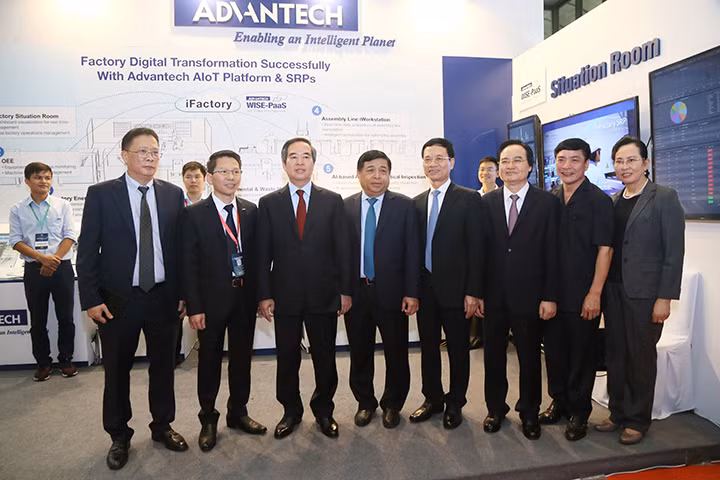 Bộ trưởng Phùng Xuân Nhạ cùng lãnh đạo Trung ương tham quan các gian hàng.