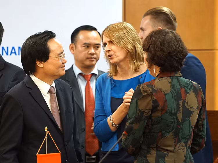 Bộ trưởng Phùng Xuân Nhạ trao đổi với các chuyên gia giáo dục Vương quốc Anh tại buổi đón tiếp.