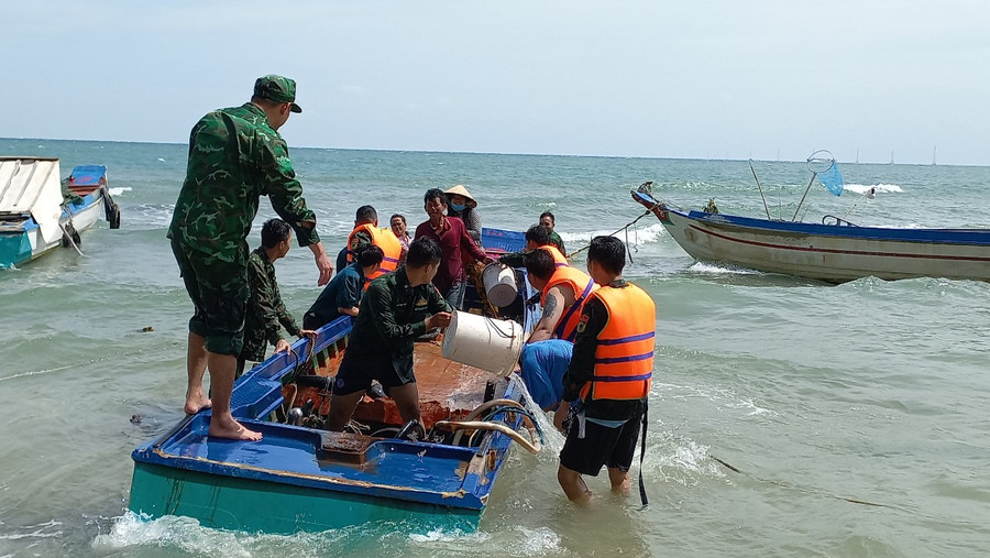 2 chiếc vỏ lãi composite đã được các lực lượng trục vớt và đưa vào bờ an toàn.