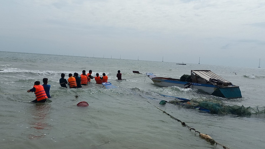 Lực lượng biên phòng, dân quân và người dân tổ chức trục vớt phương tiện.