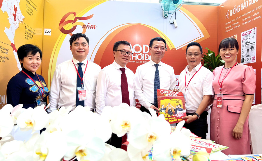 Lãnh đạo Bộ Thông tin và Truyền thông, Hội Nhà báo Việt Nam tham quan gian hàng của Báo Giáo dục và Thời đại. Lãnh đạo Bộ Thông tin và Truyền thông, Hội Nhà báo Việt Nam tham quan gian hàng của Báo Giáo dục và Thời đại.