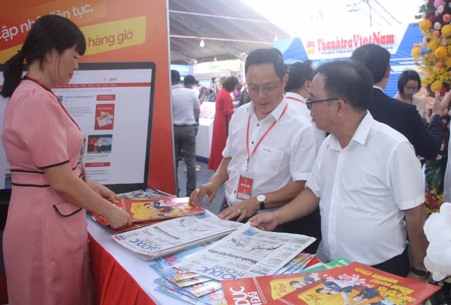 Gian hàng của Báo Giáo dục và Thời đại thu hút du khách đến tham quan.